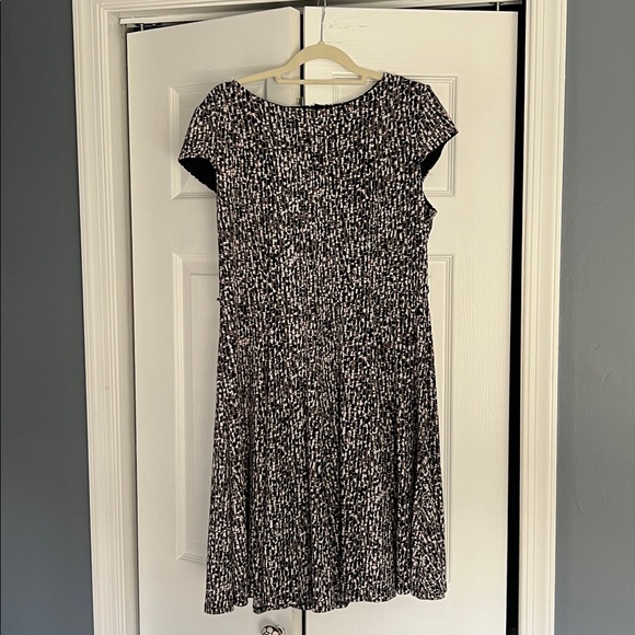 Jessica Howard Black and White Abstract Dress - Picture 1 of 4